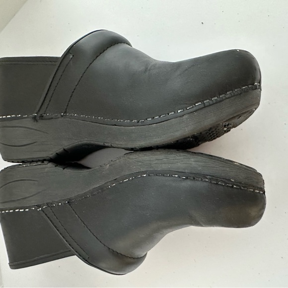 Black Dansko size 8.5 clogs - Picture 3 of 4